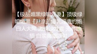 衣料比较少的白衣美女坐在沙发上就让人看的口干舌燥