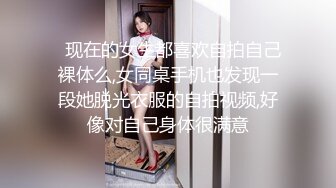  眼镜轻熟女美少妇，夫妻之间沙发上啪啪做爱花式玩黑蝴蝶传教士内射，最后洗澡