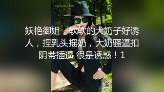 气质超高背带裤小姐姐好奇的目光一直停留在手铐上