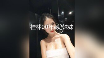 骚骚红唇少妇大白天驾车户外车震，里面穿着情趣装开档黑丝，特写口交深喉舔屌，性感大屁股坐上来整根插入猛操