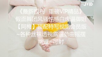 「唉呀，怎么会变得这么大呢...不行啦，阴茎先生」，耳边倾诉着温柔的话语，持续地吸吮着阴茎。