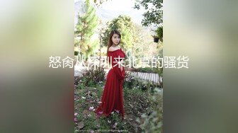 大红唇新人骚女被两大汉3P，白丝袜丁字裤，翘起屁股看穴，两根JB轮流舔