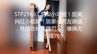 某校外培训班附近的厕所偷拍学生妹和来接学生的妈妈尿尿