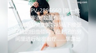 男女公共厕所偷拍可爱萌萌哒的素颜马尾辫妹子,肉瓣还是粉红粉红的