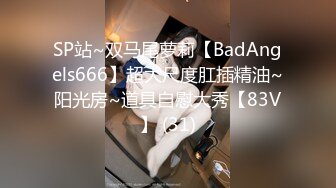  守护宝宝穿着啦啦队服装为我们展现个性迷人风光