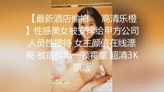 甜美牛仔短裤妹子，穿上白色网袜沙发上骑坐抽插，床上侧入大力猛操呻吟