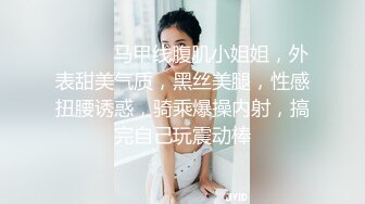 高颜值篮衣妹子啪啪，互摸舔弄调情操再到床上后入猛操