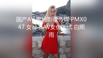 高颜值美妞大树下玩尿尿