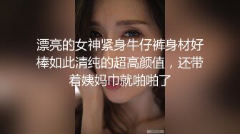 三个超嫩颜值美少女，多人群P名场面，两根小辫甜妹，扒开内裤互揉穴，一人一个骑乘位，边操边舔奶子