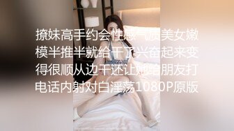 这妞真骚啊，老公在后面玩电脑工作，她全裸在旁陪狼友发骚，淫声荡语道具玩弄骚穴，浪叫呻吟给狼友看逼逼