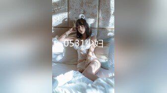 动漫展一箭双雕两个没穿安全裤JK小美女的裙底风光一个黑窄内一个绿内