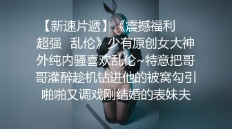 守候的冷艳美女来上厕所了，尿尿两瓣阴唇和阴道口一吸一张，近距离的清脆嘘嘘声 听得我的鸡巴都硬顶顶啦！