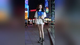 老房子年久失修 门缝下的小洞偷拍美女少妇洗澡