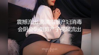 油头满面的韵味美少妇一个全裸自慰，特写美鲍鱼，道具插穴手指玩穴淫水渗出