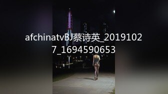  酒店偷拍新台解密 胖哥圣诞节给情人买了不少礼物开房穿上情趣黑丝战衣啪啪