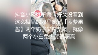 平时高傲霸气的女神跪着站在镜子面前，被强制摁住吃大鸡巴。反胃好几次，受不了还被男的往死里玩!