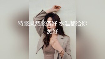 反差骚婊母狗人妻『小骚猪的调教之旅』日料店门外人来人往，谁能想到屋内有一个小骚猪在吃三个男人的鸡巴呢