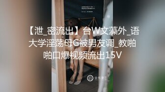 玩的不错的小嫂子全程露脸跟大哥酒店啪啪性爱直播，淫声荡语互动撩骚无套抽插草嘴深喉，给大哥舔着乳头撸射