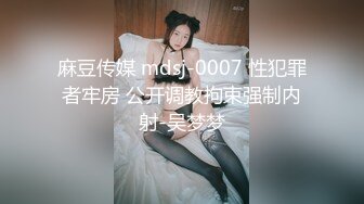  和眼镜女同学钻小树林,趁机脱了她裤子,她很紧张,一只没有水,最后吐了水在她逼上润滑才插进去