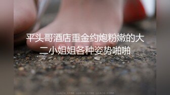 当男人在平板电脑上玩耍时,他兴奋的继父开始纠缠他