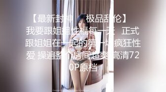 3P黑丝制服，妹子被抱起来猛操