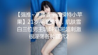  短发人妻母狗少妇，束缚着骚奶子让大哥后入草屁股，自己舔着假鸡巴呻吟诱惑狼友