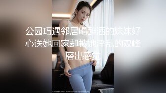 躲在角落偷拍女更衣室的美女少妇换衣服