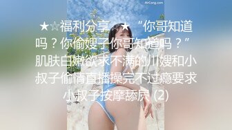 【新片速遞】  商场女厕小手电偷拍牛仔短裤美女❤️干净肥美的嫩鲍鱼