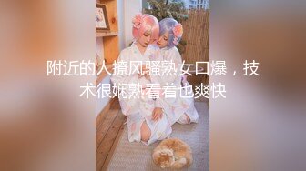 酒吧里拼桌的女大学生