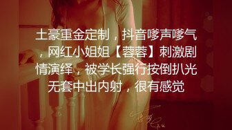 邪恶的房东暗藏摄像头偷拍美女租客洗澡 (1)