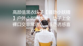 长发美女雪儿粉和男粉丝在网吧厕所约啪，爽到高潮但不敢叫出