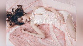 外貌可爱清纯妹子，打了唇钉和乳钉看着都挺疼的，三点全裸，无毛白虎逼逼