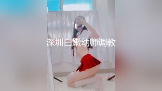 娇小玲珑马尾妹子玩着手机把屁股翘起来，这姿势太合适了，忍不住掏出鸡巴就捅入逼逼啪啪抽送操穴湿润啊