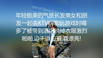 粗暴老哥按着女友头强行深喉口交，玩爽了就大力抽插，干的女友眉头紧皱美乳摇晃，爽的不行