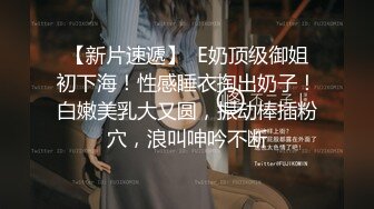 清纯系极品大奶女友的诱惑，全程露脸捧着大鸡巴舔弄，让小哥亲着小嘴爆草蹂躏，激情上位喂奶给小哥精彩刺激