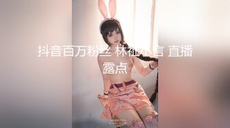 冒死爬墙偷拍水上乐园刚出来换衣服的小美女