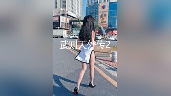    清纯甜美带点性感极品肥臀眼镜骚女，诱人开档黑丝翘起特写 ，骑乘大屁股猛坐，头套男后入撞击