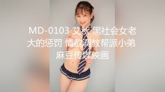 豹纹小少妇露脸精彩演绎，房间里好几哥