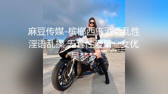 KTV女厕近距离偷窥半蹲着尿的黑色制服美女的极品小嫩鲍