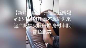 童颜巨乳新人妹妹！腰细胸大两个车灯！展示身材晃奶，漂亮闺蜜在旁边，张开双腿粉穴特写