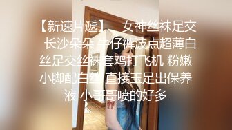 两个单男在家里轮流操老婆