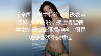  人妻榨汁机跟两个年轻小哥激情3P给狼友看，淫乱的房间被两个小哥各种玩弄