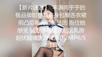 大红唇新人骚女被两大汉3P，白丝袜丁字裤，翘起屁股看穴，两根JB轮流舔